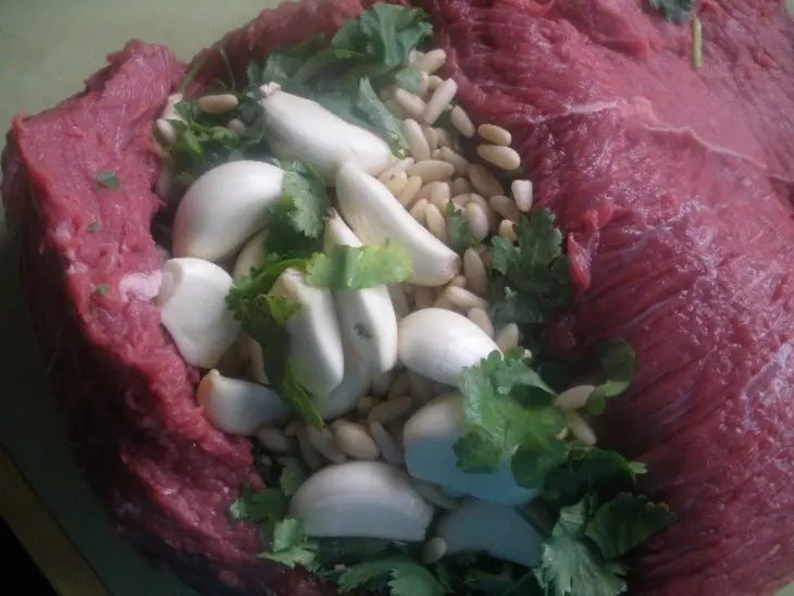 Мясо, фаршированное чесноком и кедровыми орехами в винном соусе: шаг 3