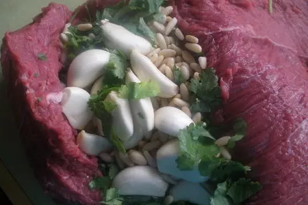 Мясо, фаршированное чесноком и кедровыми орехами в винном соусе: шаг 3