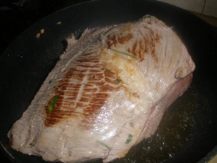 Мясо, фаршированное чесноком и кедровыми орехами в винном соусе: шаг 4