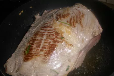 Мясо, фаршированное чесноком и кедровыми орехами в винном соусе: шаг 4