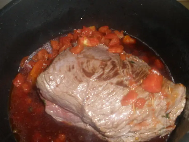 Мясо, фаршированное чесноком и кедровыми орехами в винном соусе: шаг 5