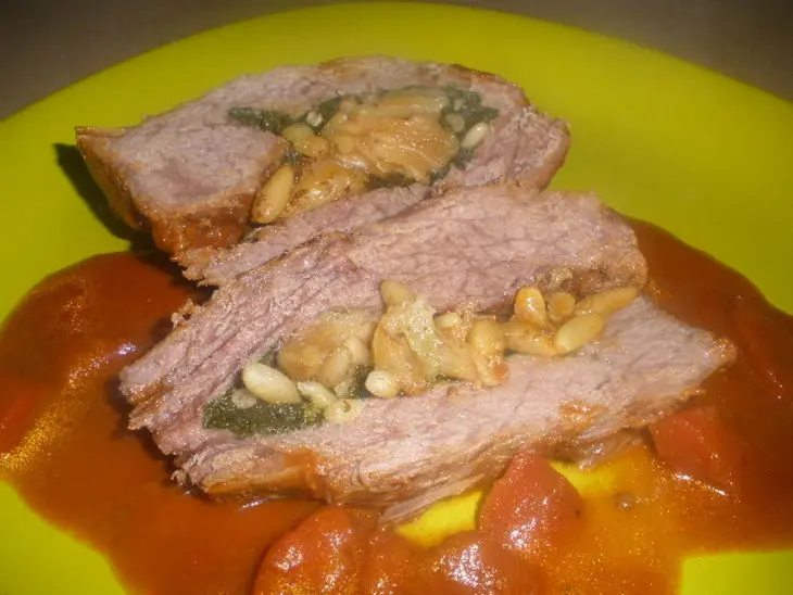 Мясо, фаршированное чесноком и кедровыми орехами в винном соусе: шаг 6