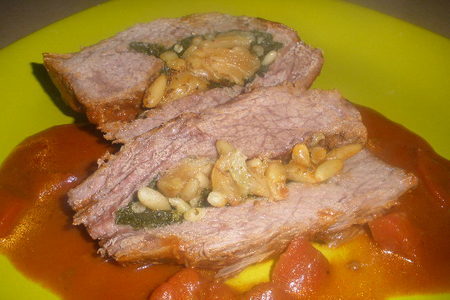 Мясо, фаршированное чесноком и кедровыми орехами в винном соусе: шаг 6