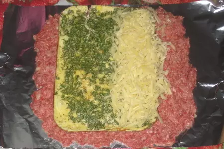 Рулет из фарша с омлетом и сыром пармезан.: шаг 2