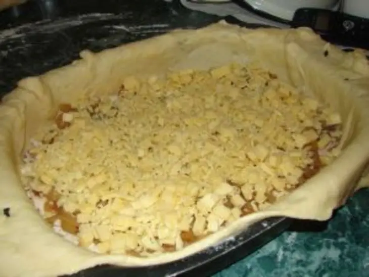 Луковый пирог с сыром: шаг 3