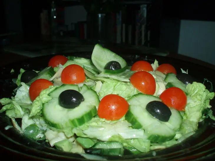 Салат с авокадо и маринованными артишоками: шаг 2