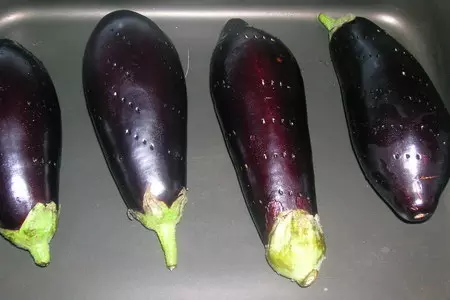 Баклажанная закуска с зеленым горошком и кинзой в йогуртовой заправке: шаг 1