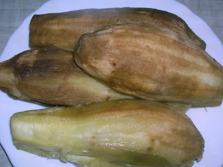 Баклажанная закуска с зеленым горошком и кинзой в йогуртовой заправке: шаг 3