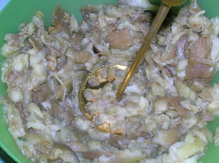 Баклажанная закуска с зеленым горошком и кинзой в йогуртовой заправке: шаг 4