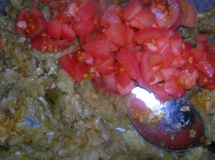 Баклажанная закуска с зеленым горошком и кинзой в йогуртовой заправке: шаг 6