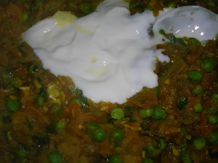 Баклажанная закуска с зеленым горошком и кинзой в йогуртовой заправке: шаг 8