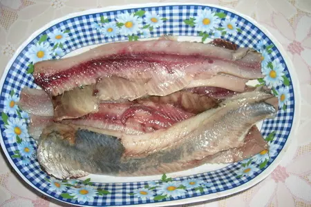 Закуска из солёной жареной селёдки: шаг 2