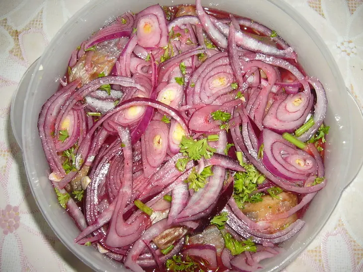 Закуска из солёной жареной селёдки: шаг 4