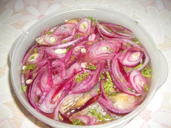 Закуска из солёной жареной селёдки: шаг 5