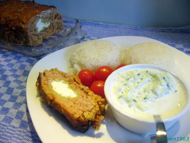 Мясной хлебец по-гречески с соусом тцацики: шаг 7
