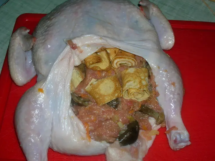 Многочисленная на сайте, но первая для меня - фаршированная курица без костей с начинкой.: шаг 11