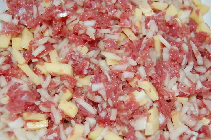 Слоенные пирожки(из домашнего теста) с мясной начинкой.: шаг 4
