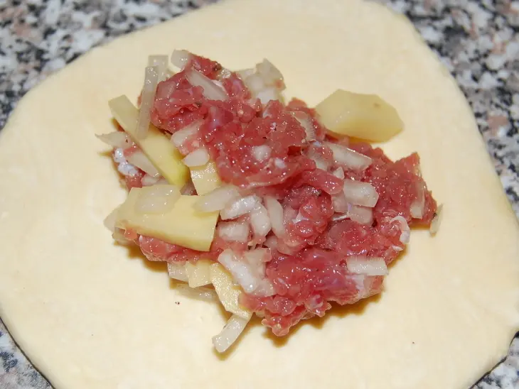 Слоенные пирожки(из домашнего теста) с мясной начинкой.: шаг 5