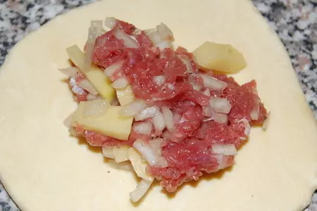Слоенные пирожки(из домашнего теста) с мясной начинкой.: шаг 5