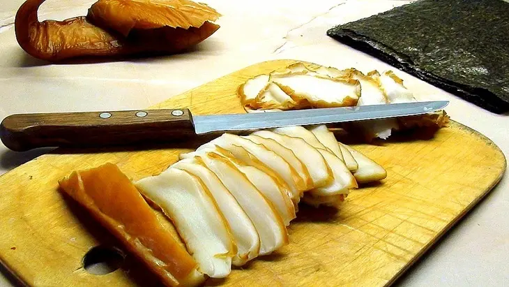 Роллы с копчёным кальмаром: шаг 4