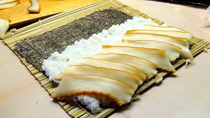 Роллы с копчёным кальмаром: шаг 5