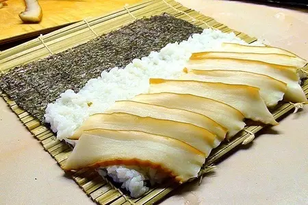 Роллы с копчёным кальмаром: шаг 5