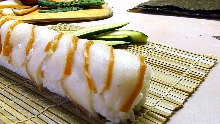 Роллы с копчёным кальмаром: шаг 8