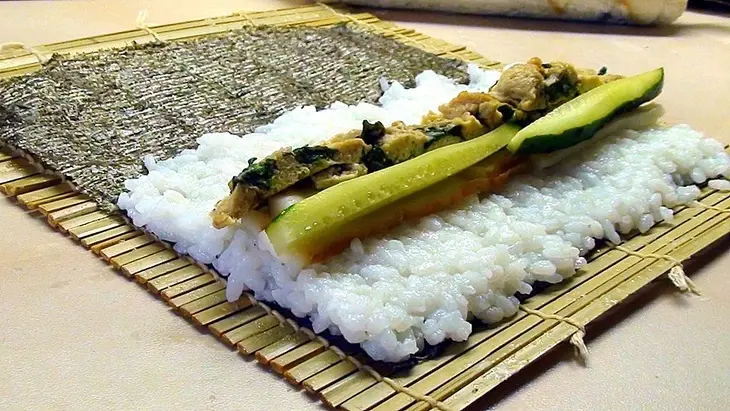Роллы с копчёным кальмаром: шаг 9