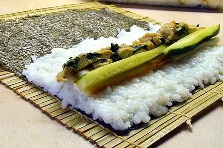 Роллы с копчёным кальмаром: шаг 9