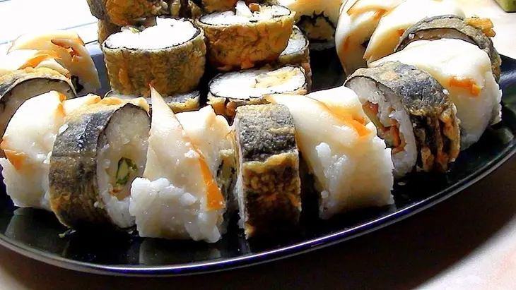 Роллы с копчёным кальмаром: шаг 12