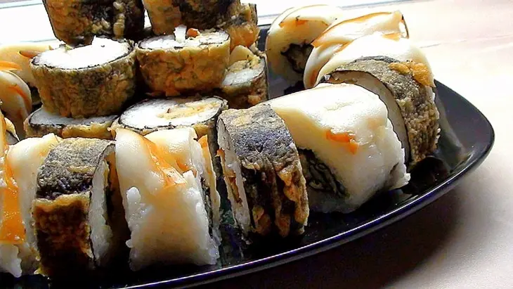 Роллы с копчёным кальмаром: шаг 13