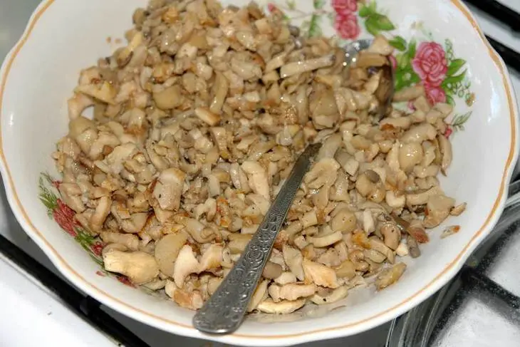 Пирог с курицей и грибами по-уральски: шаг 7