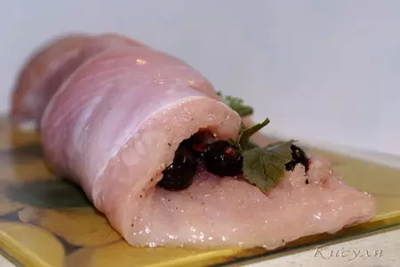 Рулет из грудки индейки с чёрной смородиной: шаг 5