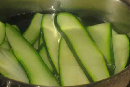 Куриная грудка с сырной начинкой в шубке из цуккини: шаг 1