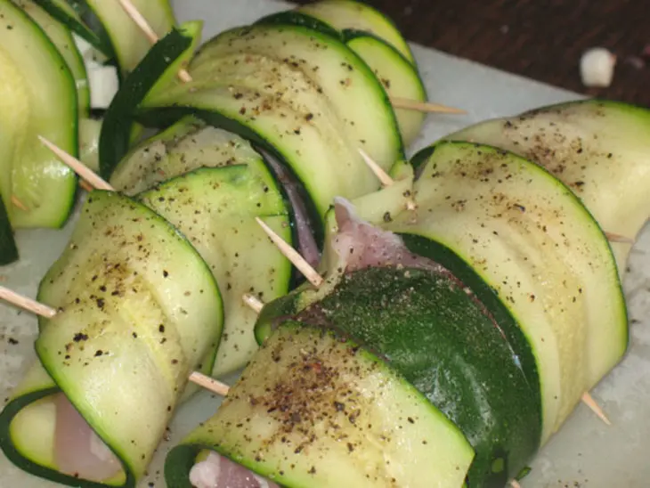 Куриная грудка с сырной начинкой в шубке из цуккини: шаг 3