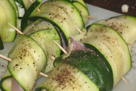 Куриная грудка с сырной начинкой в шубке из цуккини: шаг 3