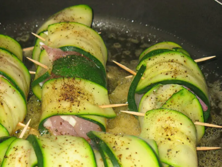 Куриная грудка с сырной начинкой в шубке из цуккини: шаг 4