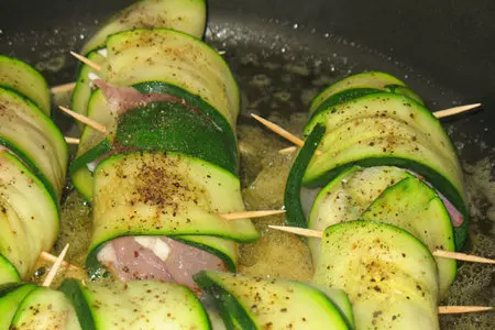 Куриная грудка с сырной начинкой в шубке из цуккини: шаг 4