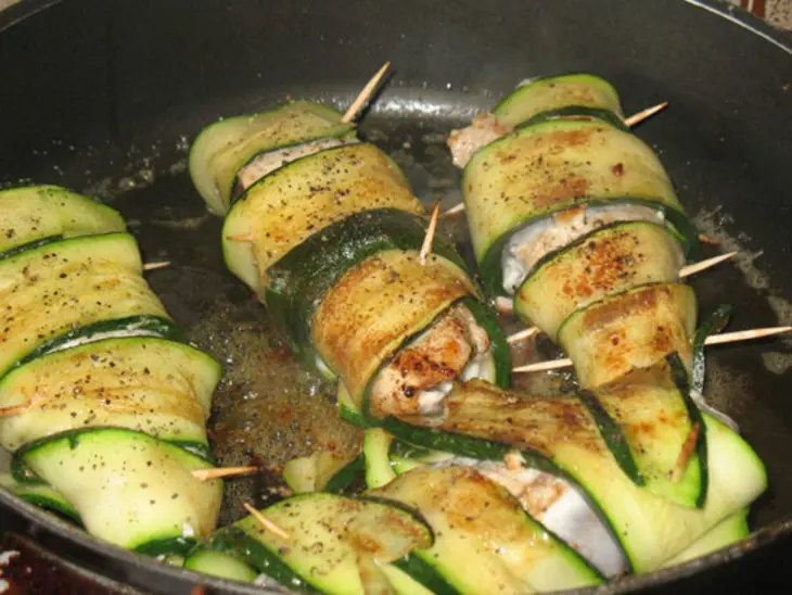 Куриная грудка с сырной начинкой в шубке из цуккини: шаг 5