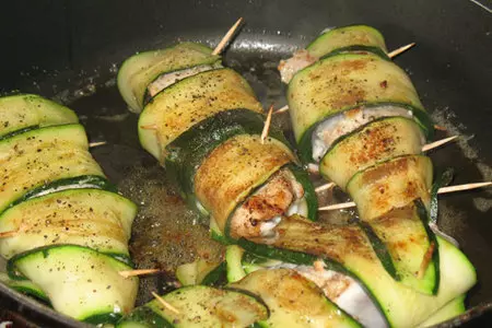 Куриная грудка с сырной начинкой в шубке из цуккини: шаг 5