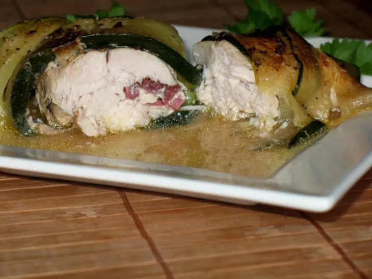 Куриная грудка с сырной начинкой в шубке из цуккини: шаг 7
