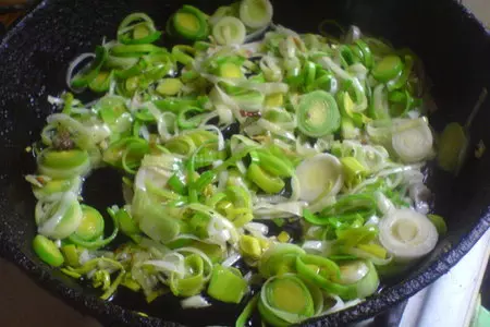 Мясной пирог с луком-пореем: шаг 6