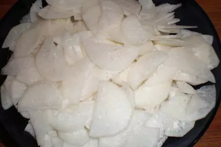Салат из дайкона и яблок с репчатым луком: шаг 2