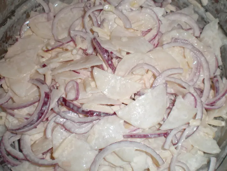 Салат из дайкона и яблок с репчатым луком: шаг 5