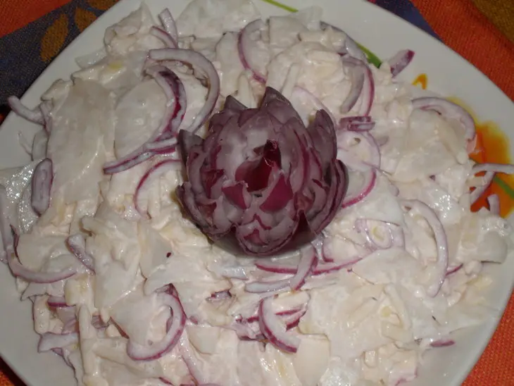 Салат из дайкона и яблок с репчатым луком: шаг 6