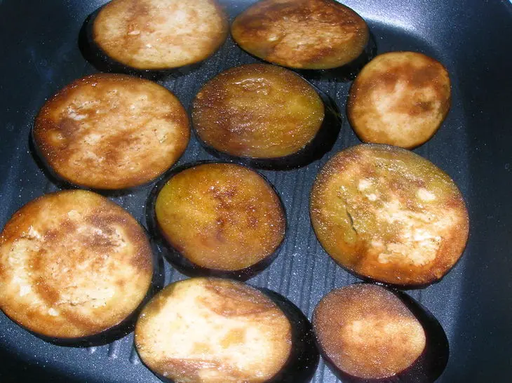 Теплый салат с баклажанами, макаронами и грибами (вкусный, полноценный ужин): шаг 5