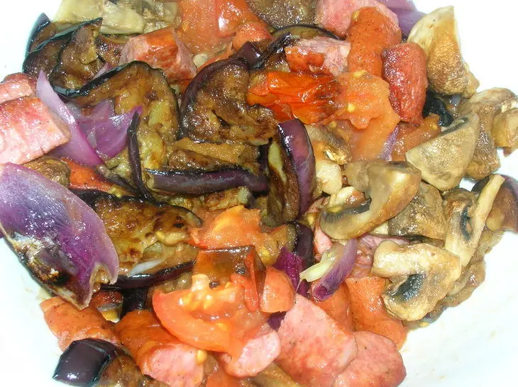Теплый салат с баклажанами, макаронами и грибами (вкусный, полноценный ужин): шаг 7