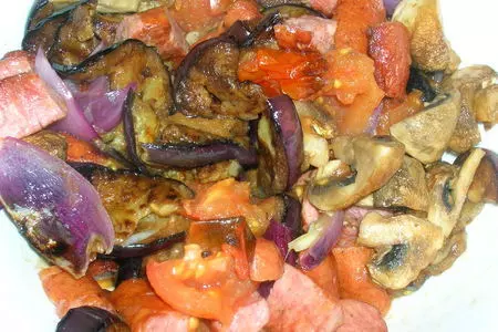 Теплый салат с баклажанами, макаронами и грибами (вкусный, полноценный ужин): шаг 7
