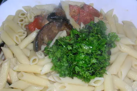 Теплый салат с баклажанами, макаронами и грибами (вкусный, полноценный ужин): шаг 8