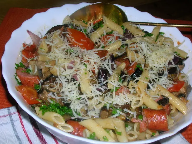 Теплый салат с баклажанами, макаронами и грибами (вкусный, полноценный ужин): шаг 9